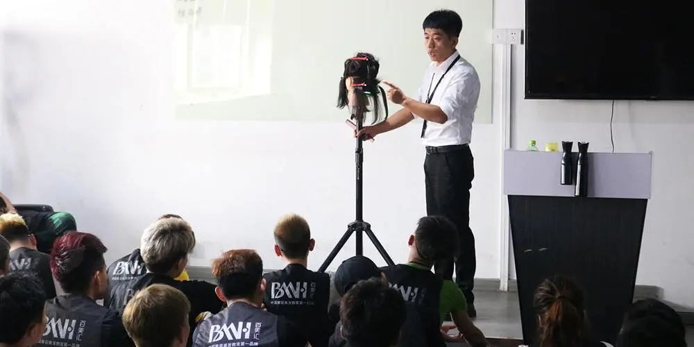 3000万tony老师为什么喜欢上了戴耳机