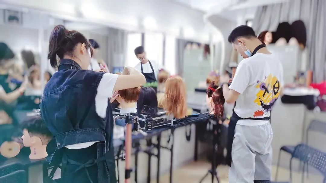 3000万tony老师为什么喜欢上了戴耳机