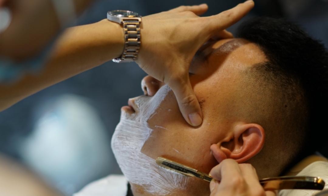 3000万tony老师为什么喜欢上了戴耳机