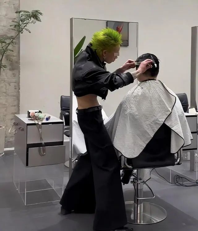 3000万tony老师为什么喜欢上了戴耳机