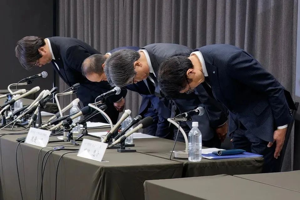 刚刚,日本人又鞠躬道歉了