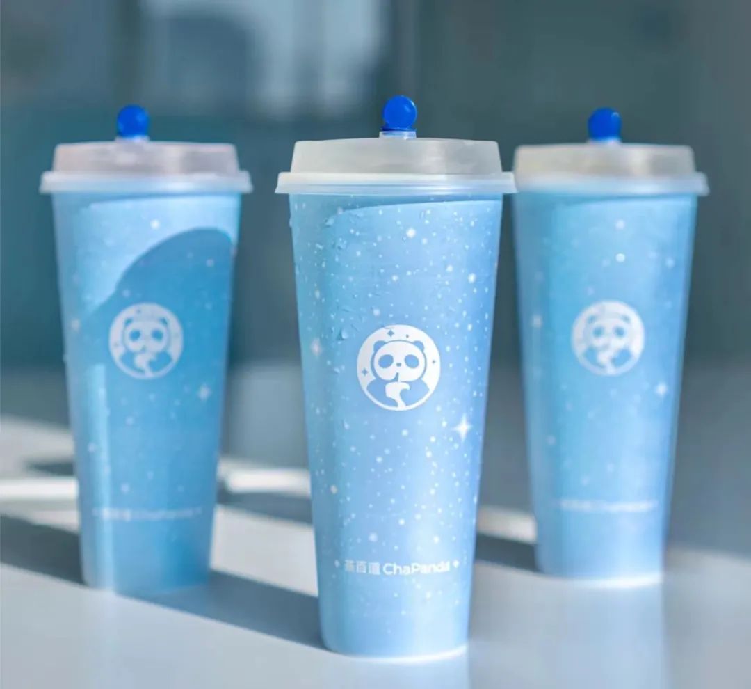 倒入冷饮后,茶百道的星光杯变成了星空蓝色;霸王茶姬的樱花冷饮杯变成