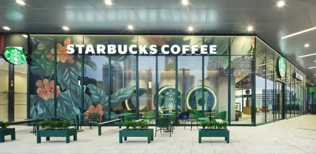 化购物中心和第一个星巴克,国际洋品牌,总是出现在电视上的绿色logo