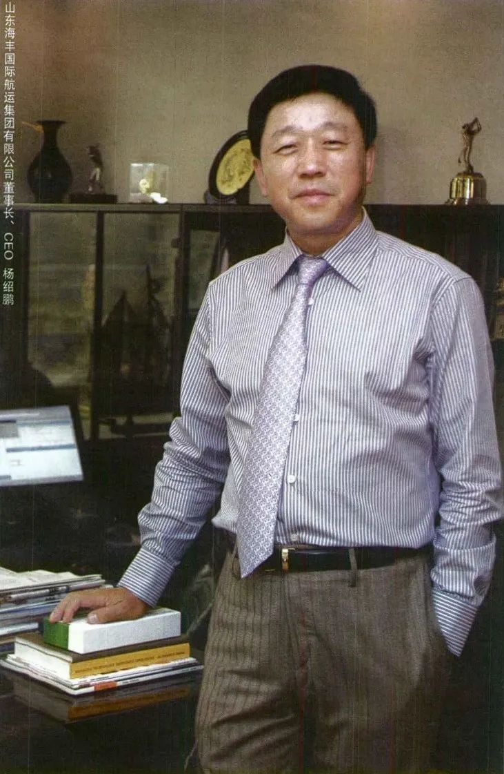 1978年,22岁的杨绍鹏被分配到垃圾遍地,苍蝇满天的青岛港8号码头,做