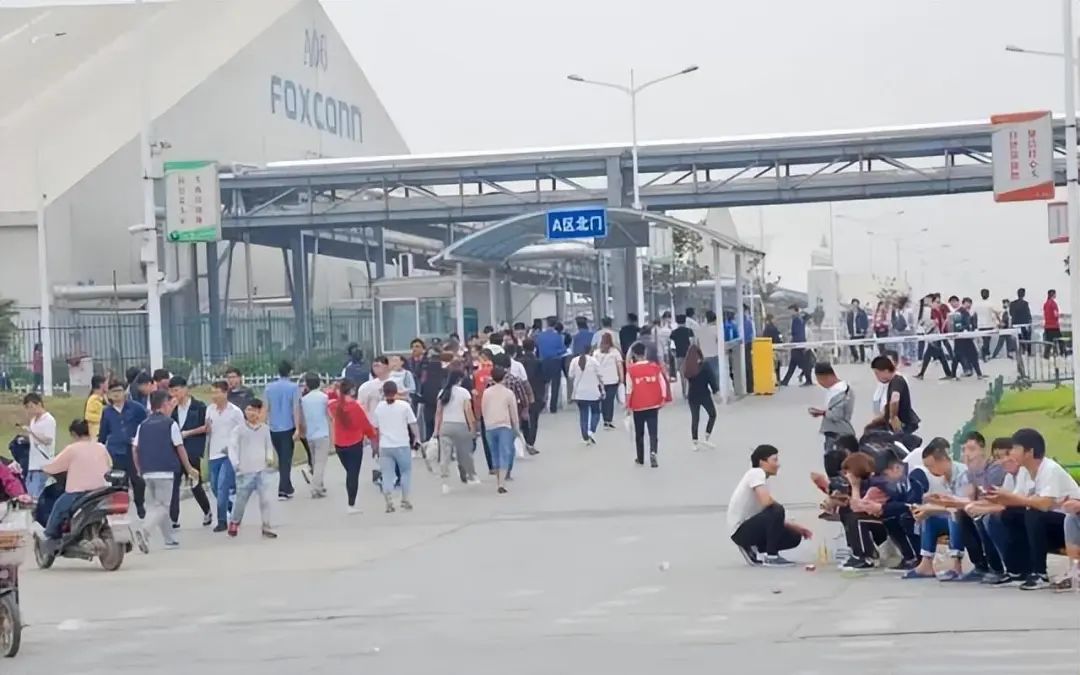 富士康大撤退,出口数据大跌,波及打工人,影响多大?