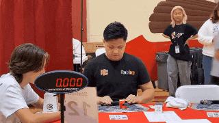人类眨个眼，机器人就把魔方复原了，用时0.305秒，“手”快到根本看不清……