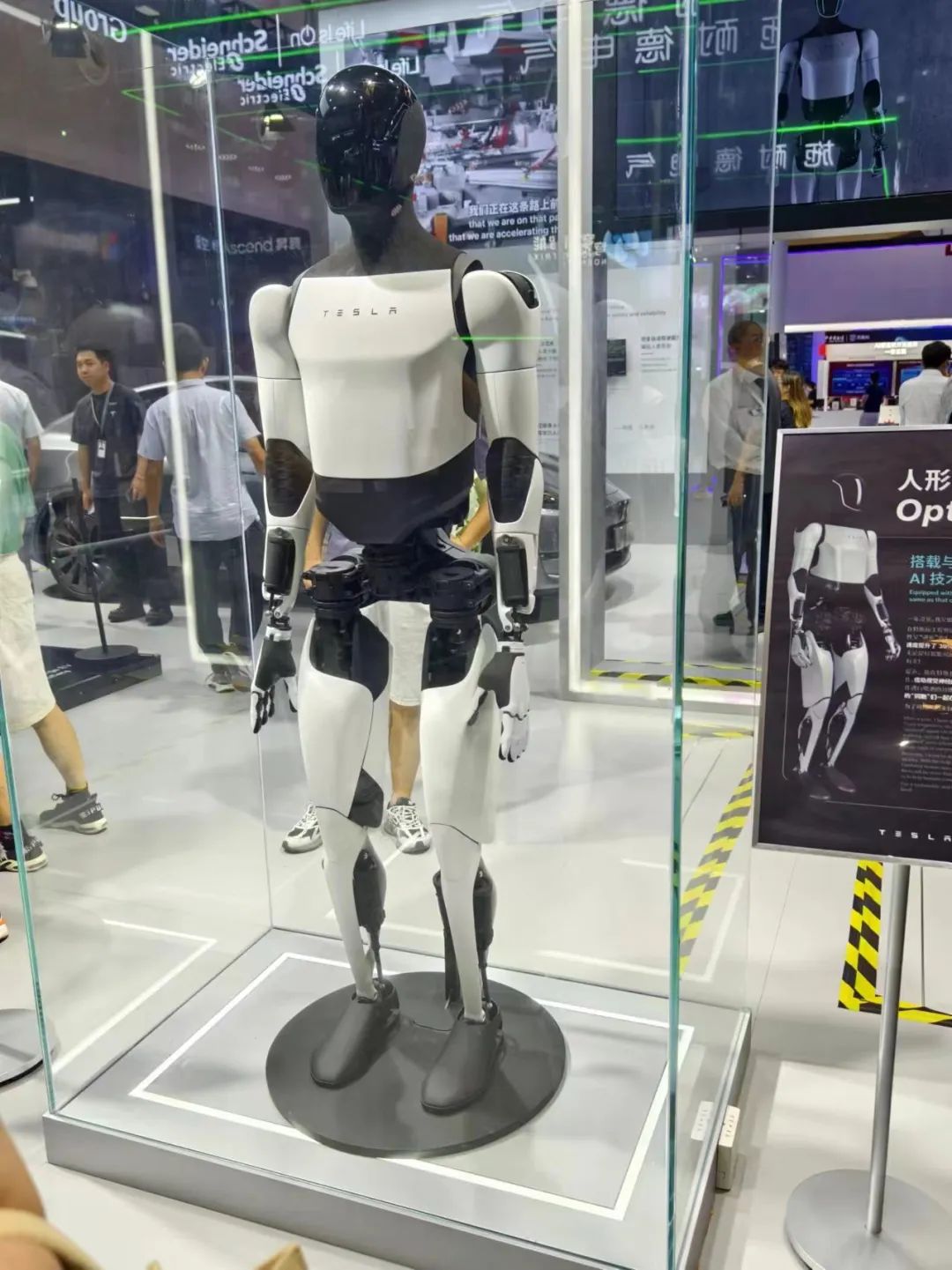 洗濯物折りたたみロボット、蹴られても二本足で踏ん張るロボット…中国