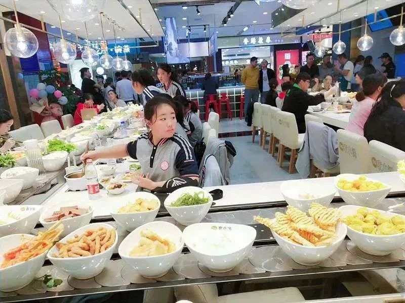 一年暴增4200家，攻占商场的“穷鬼食堂”，让海底捞都眼红插图13