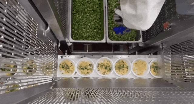 AI 在餐饮界也卷出了“萝卜快跑”，打饭比食堂阿姨手稳，炒菜接近大厨