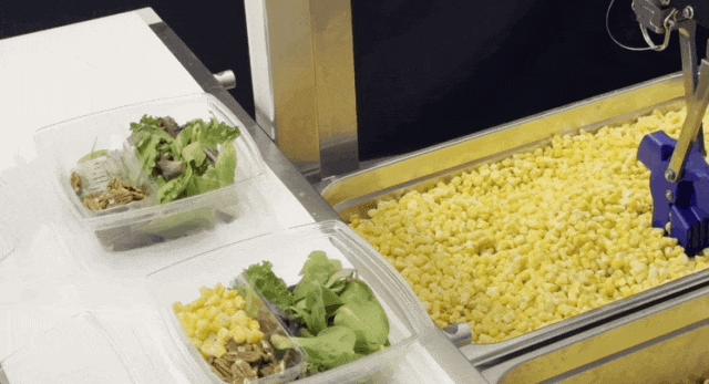 AI 在餐饮界也卷出了“萝卜快跑”，打饭比食堂阿姨手稳，炒菜接近大厨