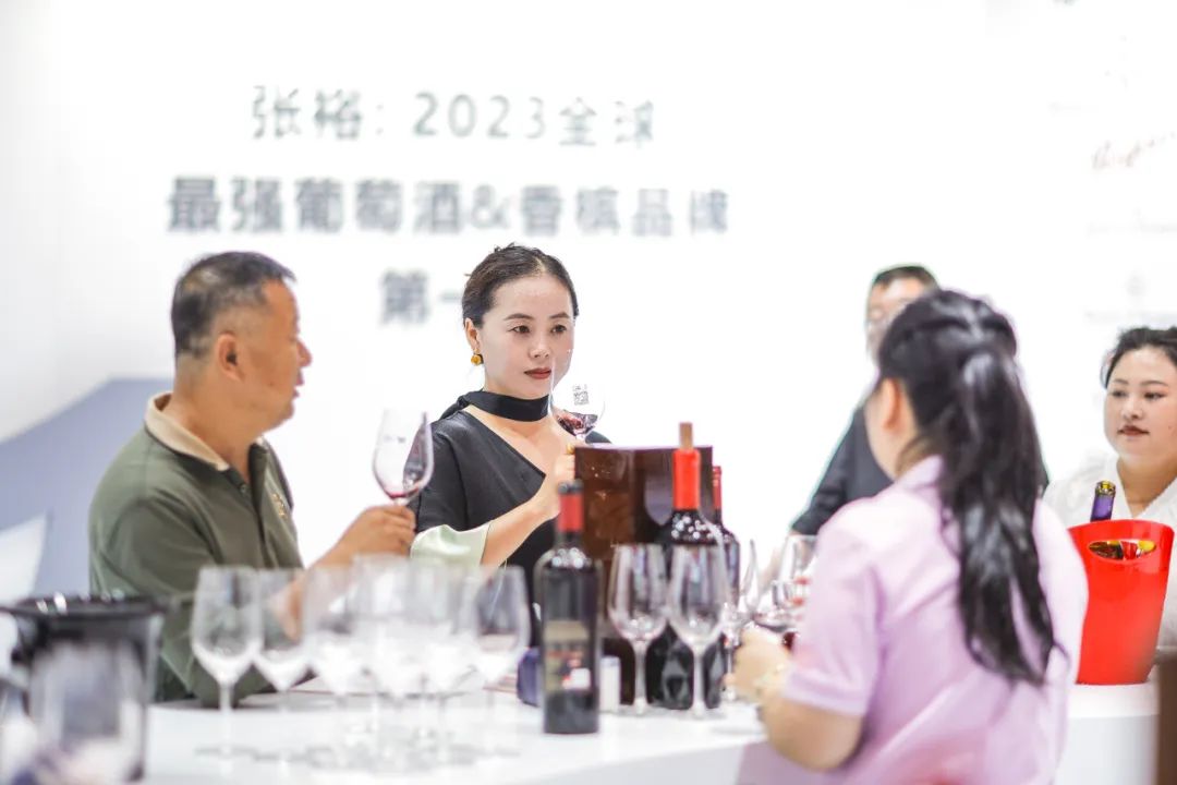 OIV总干事约翰·巴克、GWTO主席何塞到访龙谕酒庄