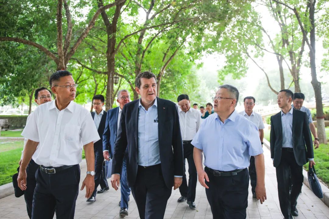 OIV总干事约翰·巴克、GWTO主席何塞到访龙谕酒庄