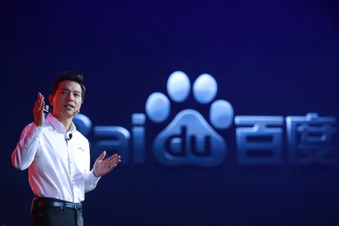 左手萝卜右手文心，两个“王炸”能让李彦宏再登顶？