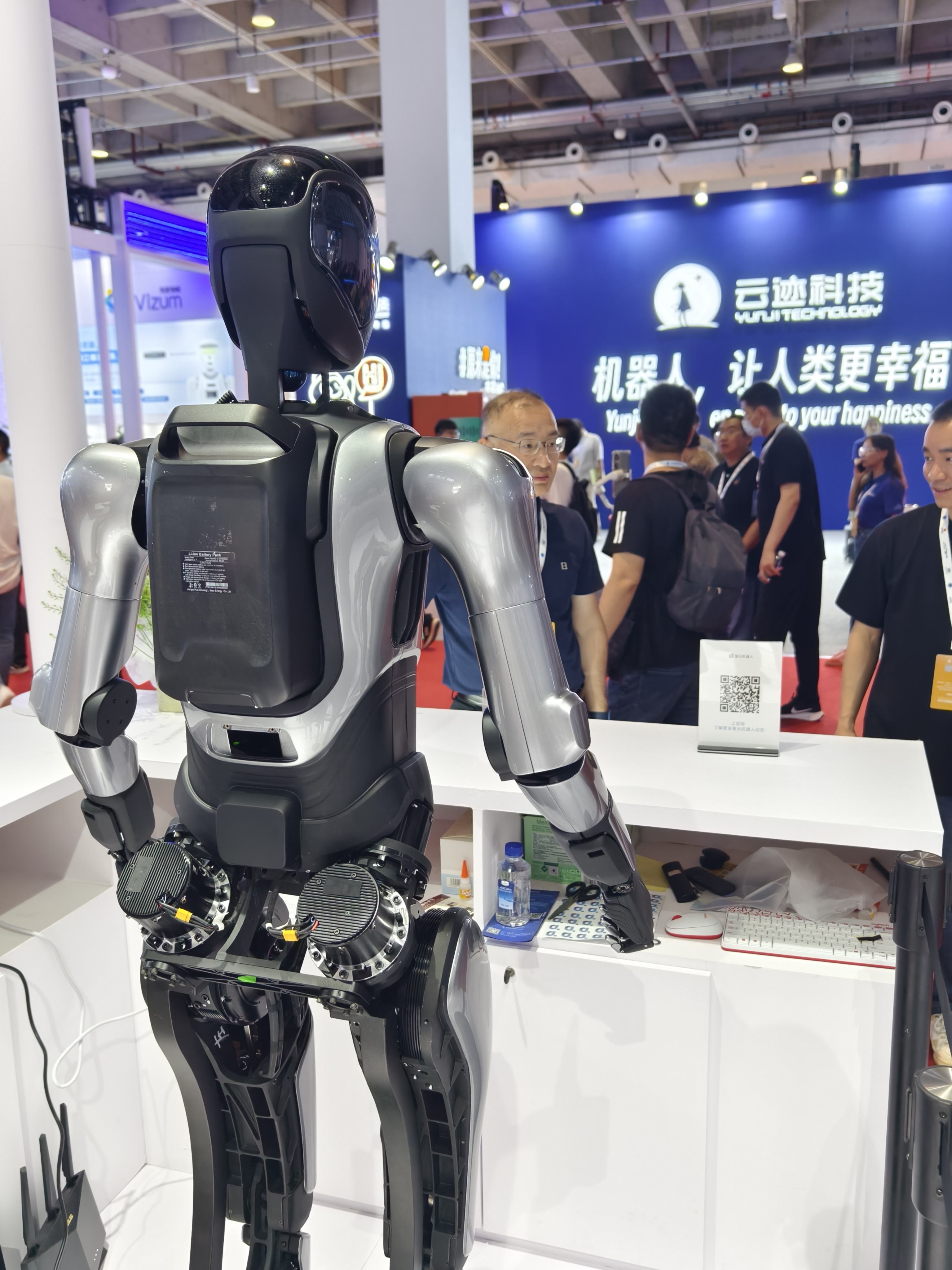 今年的「具身智能」，不就是机器人圈的潘展乐吗？丨焦点分析