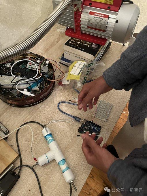 数学系本科生卧室手搓「核聚变反应堆」，Claude 3.5立大功，0基础，狂肝1个月