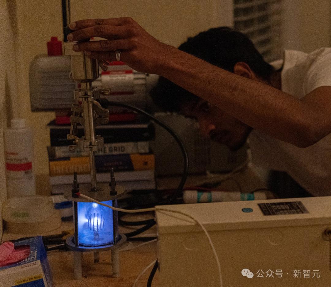 数学系本科生卧室手搓「核聚变反应堆」，Claude 3.5立大功，0基础，狂肝1个月