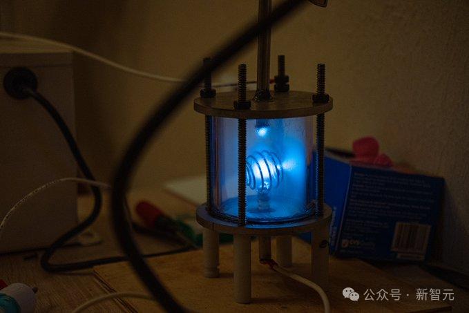 数学系本科生卧室手搓「核聚变反应堆」，Claude 3.5立大功，0基础，狂肝1个月