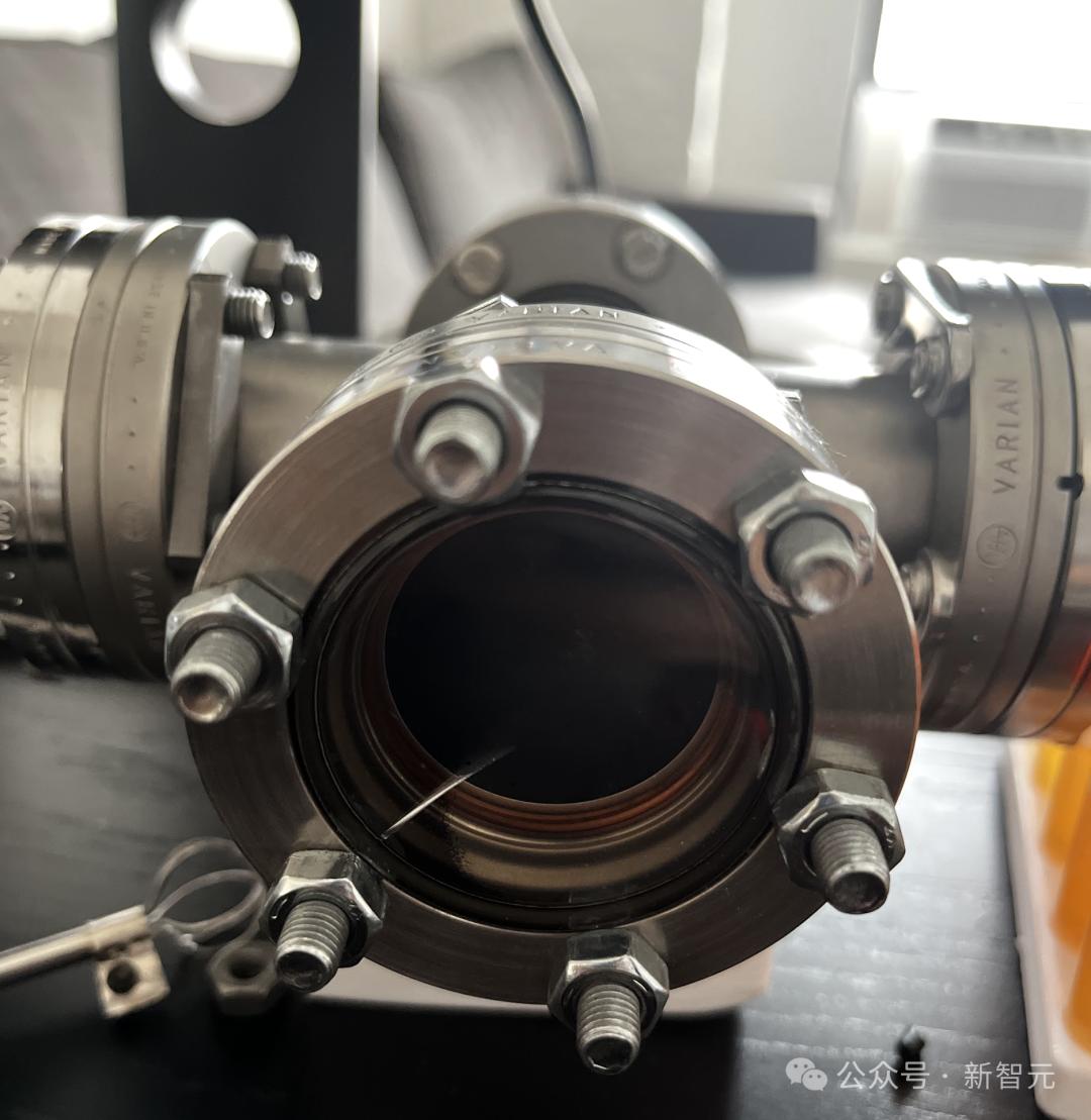 数学系本科生卧室手搓「核聚变反应堆」，Claude 3.5立大功，0基础，狂肝1个月