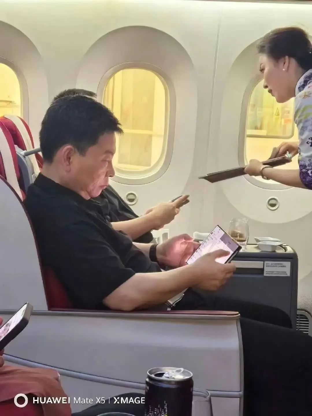 苹果和华为发布会再撞车，我用 AI 提前剧透三折叠屏手机怎么硬刚 iPhone 16