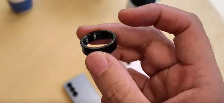尝试拥抱 AI 的 Oura Ring 4 智能戒指，哪里变得不一样了？