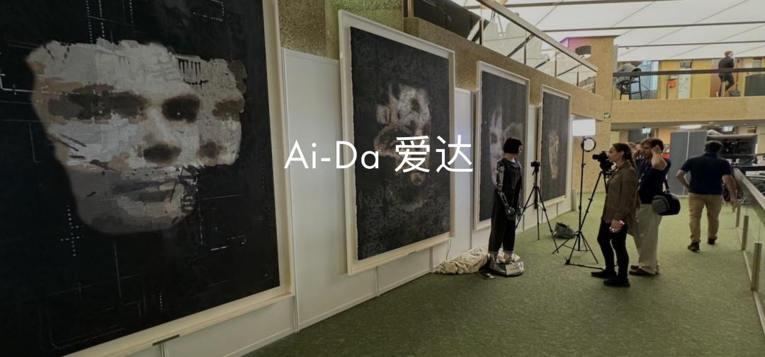 机器人界出了个「达芬奇」，画一幅图灵肖像，卖了108万美元