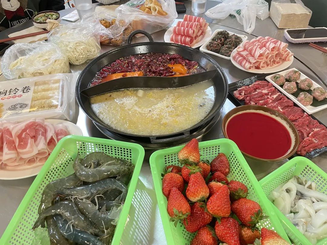 一线「微穷」年轻人，都挤在菜市场吃火锅(图1)