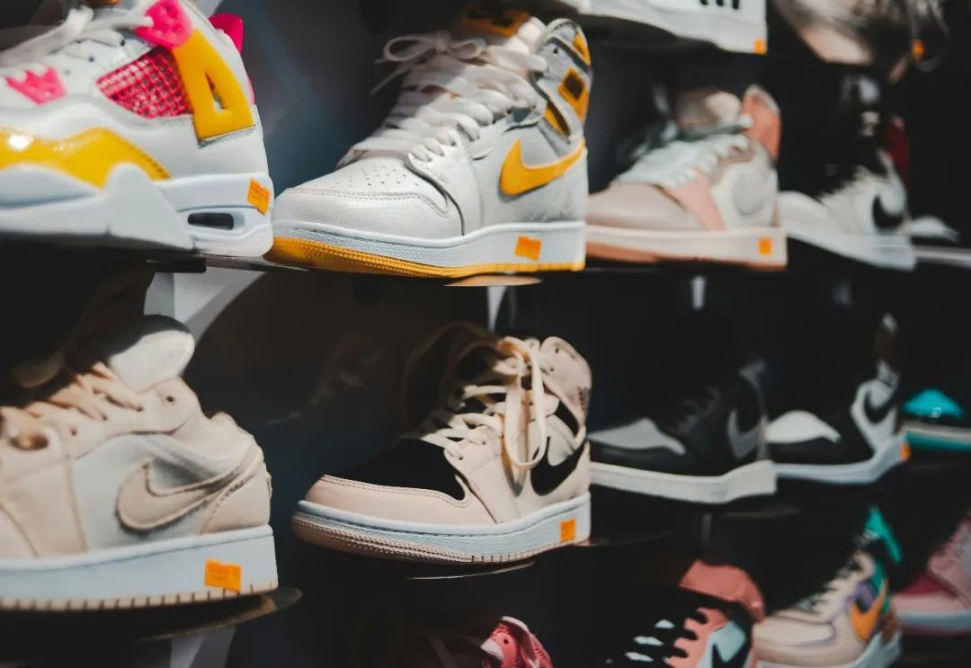 white and black nike air jordan 1 s