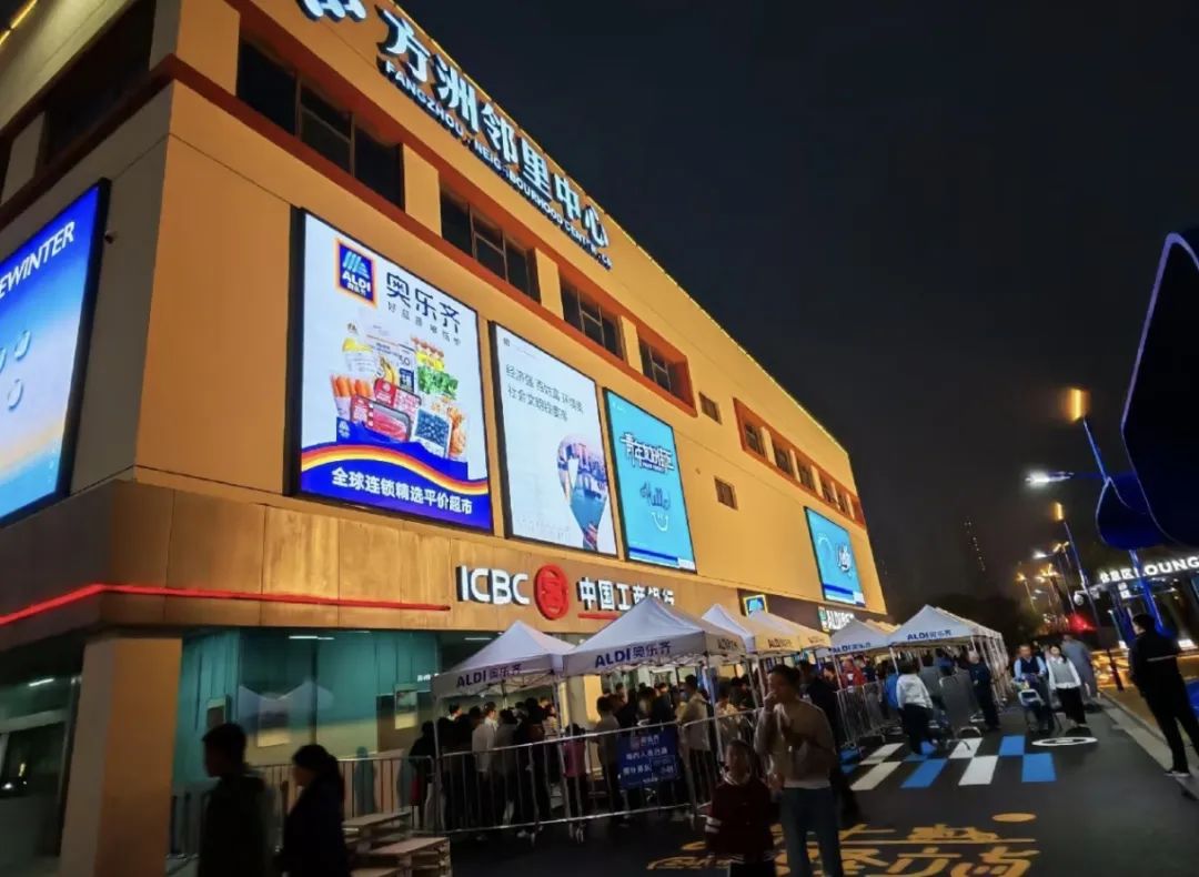 五一最火“穷鬼超市”，被3万人搬空货架(图1)