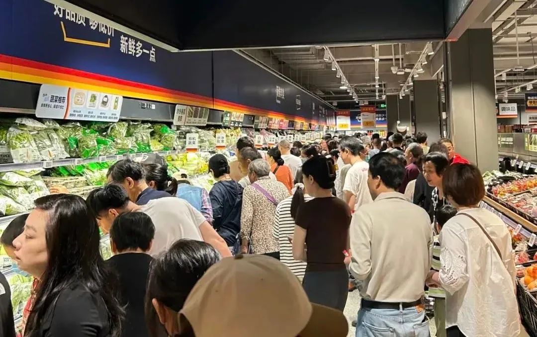 五一最火“穷鬼超市”，被3万人搬空货架(图9)