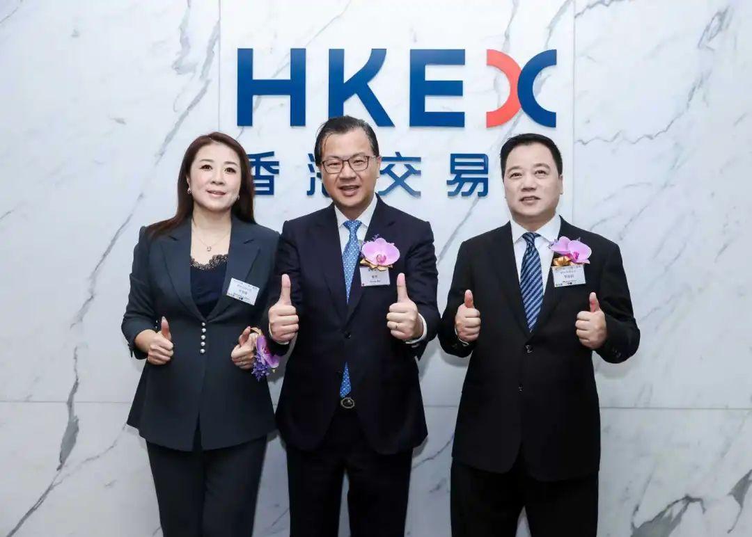 沪上阿姨创始人周蓉蓉女士（左）、单卫钧先生（右）与嘉御资本董事长、创始合伙人卫哲先生（中） 图片来源：嘉御资本