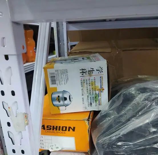图片包含 室内, 桌子, 柜台, 食物

AI 生成的内容可能不正确。