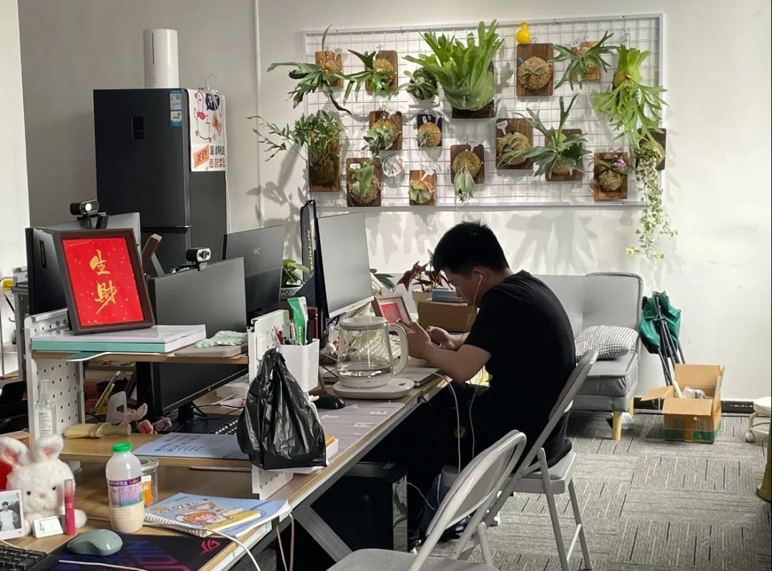 假装上班公司内部