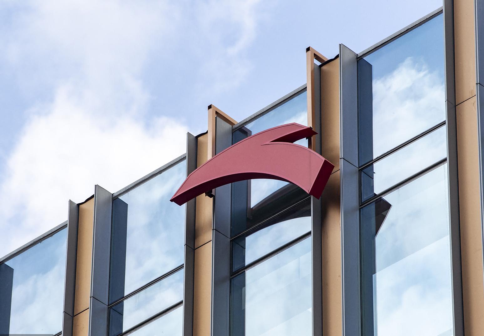 “品牌篮子”价值爆发，安踏逆风中跑出加速度