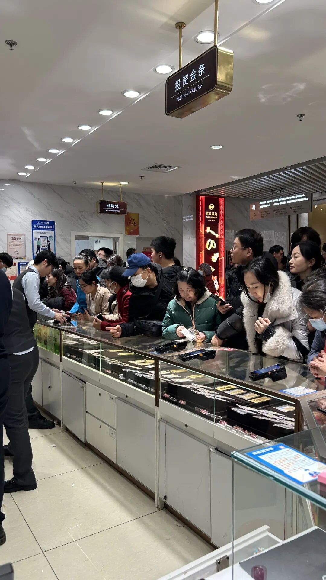 黄金市场动荡，投资者热情不减 黄金市场 投资者 价格波动 实物金条 第2张