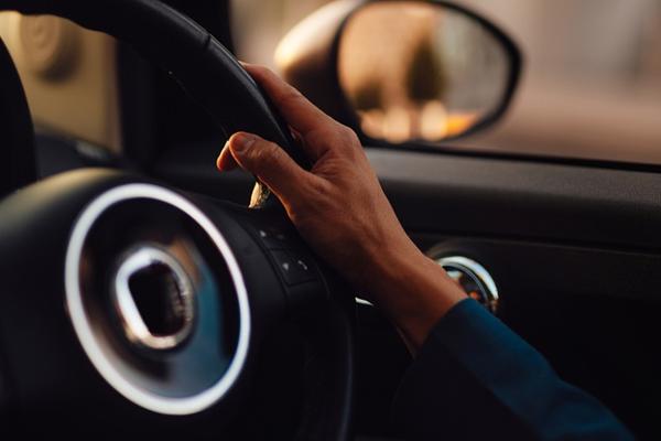 高端纯电，车企苦寻破局「命门」