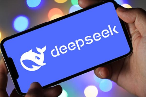 DeepSeek V4 launches on Huawei Ascend, opens first funding round amid talent exodus