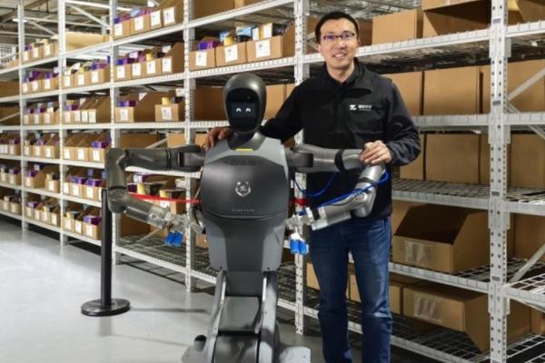 Wheel-Arm Robot Masters Warehouse Pick-Place