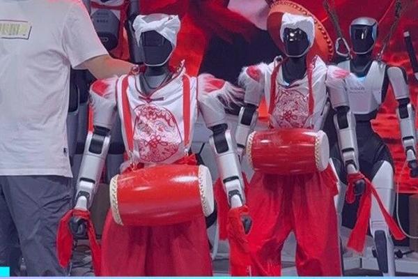从烤披萨到拿快递，满场跑的机器人终于要进你家了｜WAIC 2026全面探展-36氪