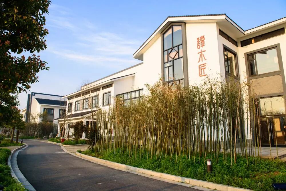 他失去右手，33年只卖梳子，年入超5亿
