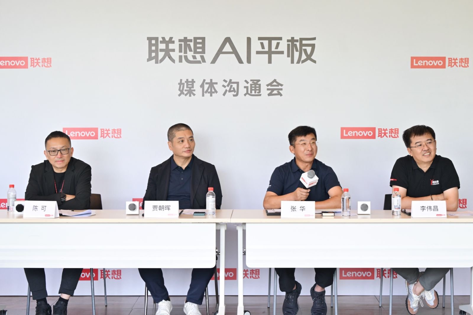 AI公司杀进硬件，联想AI平板如何找到存在感？｜最前线