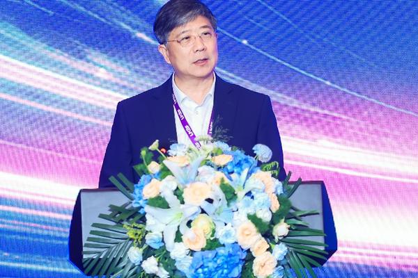 清华教授张跃钢：固态电池卡在“两个界面”，锂金属电池试图绕过去｜最前线