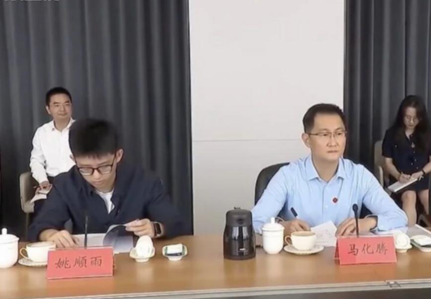 28岁姚顺雨坐马化腾身旁，&ldquo;AI大战&rdquo;核心圈挤满90后